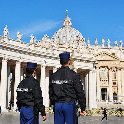 Roma, truffa del finto lavoro: «Pagami e ti farò assumere alla Gendarmeria Vaticana». Denunciato 54enne 