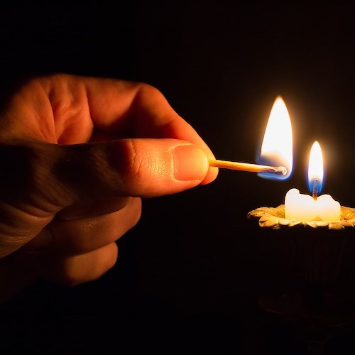 Roma, usa candele per risparmiare sulla bolletta: appartamento in fiamme, muore anziana allettata 