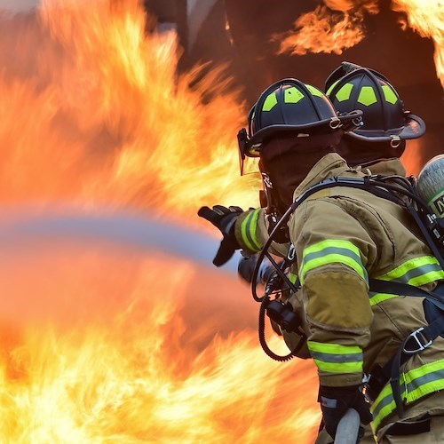 Roma, usa candele per risparmiare sulla bolletta: appartamento in fiamme, muore anziana allettata 