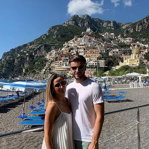 Romantica vacanza a Positano per il calciatore Luke Garbutt e la sua compagna Simone Barry