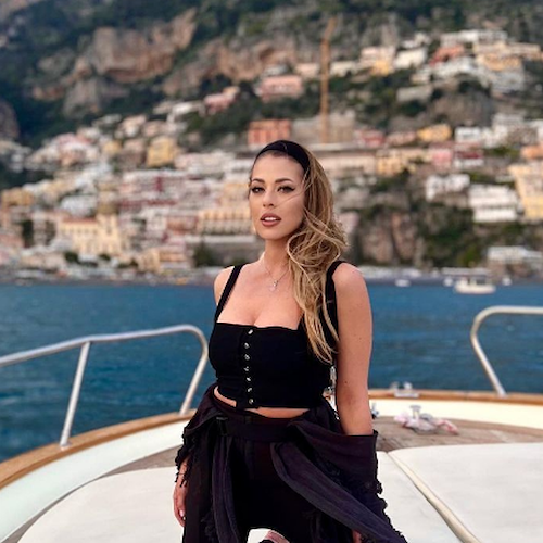 Roxana Nemes se la gode a Positano, sole e relax per la cantante e influencer