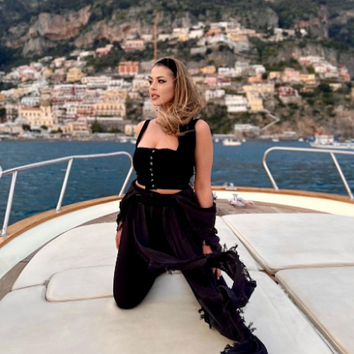Roxana Nemes se la gode a Positano, sole e relax per la cantante e influencer