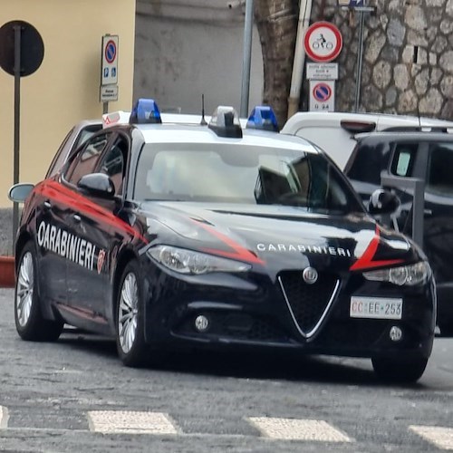 Rubano scatole di sigarette ad un tabaccaio a Cetara, bloccati durante la fuga dai cittadini 