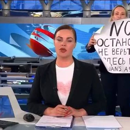 Russia, giornalista irrompe in diretta tv con cartello: «No guerra in Ucraina, vi stanno mentendo»