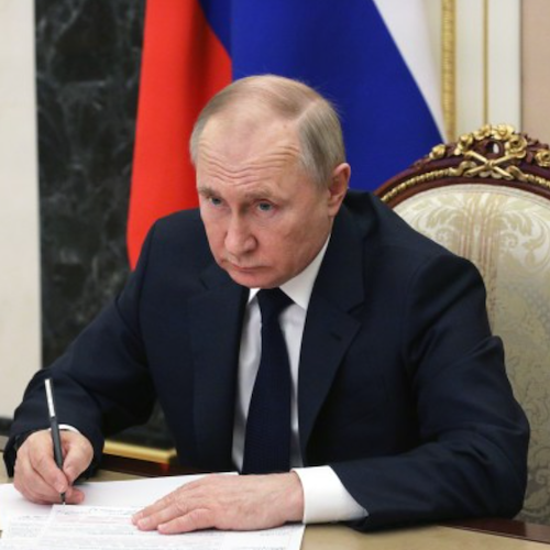 Russia, la nuova mossa di Putin: «Pagamenti per il gas solo in rubli». L'Ue insorge 