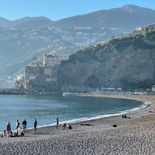 Sabato soleggiato in Costa d’Amalfi, a Maiori tutti in spiaggia per una passeggiata rigenerante 