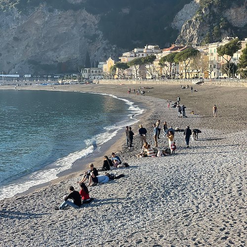 Sabato soleggiato in Costa d’Amalfi, a Maiori tutti in spiaggia per una passeggiata rigenerante 