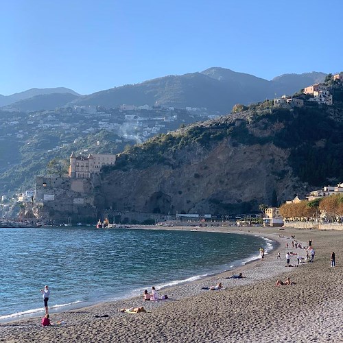 Sabato soleggiato in Costa d’Amalfi, c’è chi sceglie la spiaggia per una passeggiata rigenerante o un tuffo