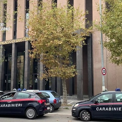 Salerno, aggredisce carabinieri all'ingresso del Tribunale: arrestato 