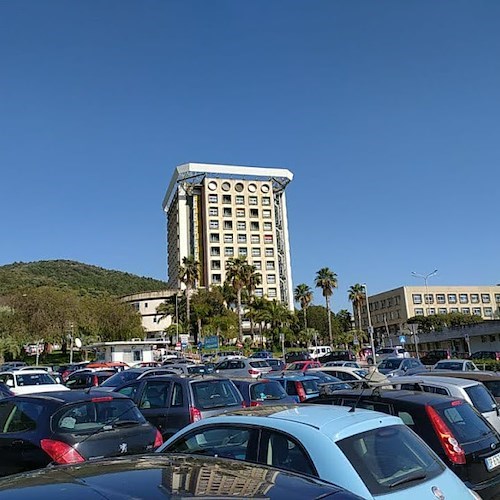 Salerno, aggressione al "Ruggi": detenuto ferisce poliziotti penitenziari. Cirielli chiede più sicurezza 