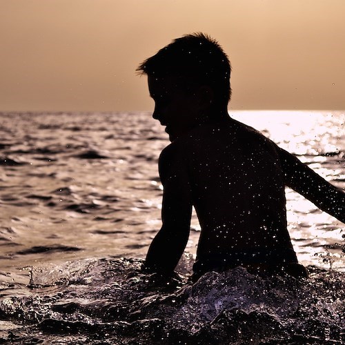 Bambino a mare<br />&copy; Foto di DanaTentis su Pixabay