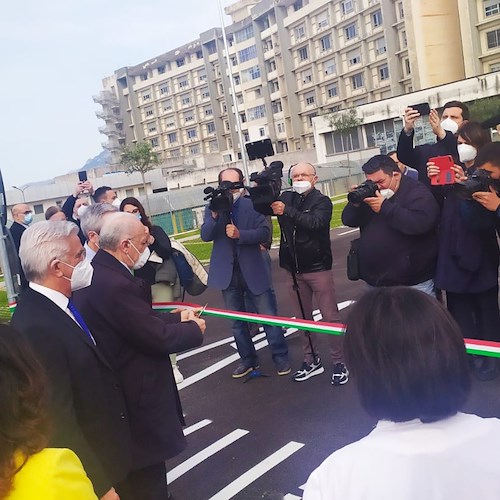 Salerno, De Luca inaugura il nuovo parcheggio dell'ospedale "Ruggi": area intitolata a Gino Strada 