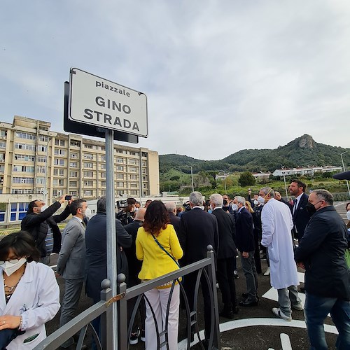 Salerno, De Luca inaugura il nuovo parcheggio dell'ospedale "Ruggi": area intitolata a Gino Strada 