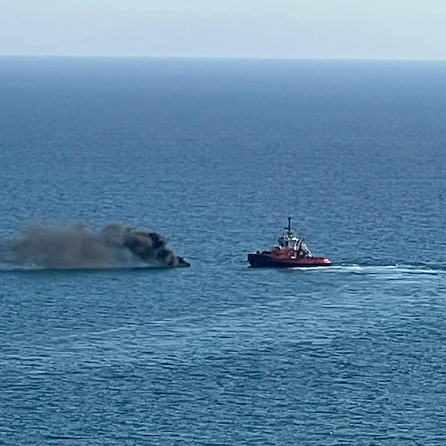 Salerno, imbarcazione avvolta dalle fiamme: uomo salvato dalla Guardia Costiera / FOTO 