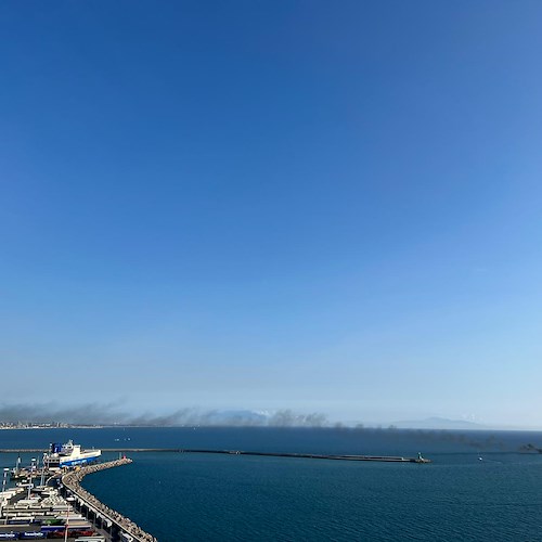 Salerno, imbarcazione avvolta dalle fiamme: uomo salvato dalla Guardia Costiera / FOTO 