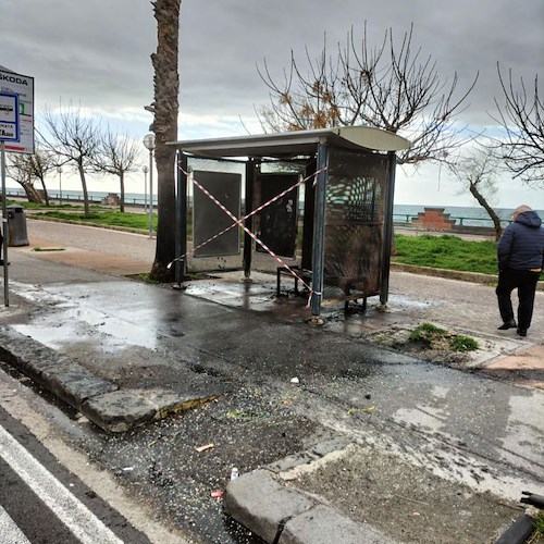 Salerno, in fiamme pensilina del bus sul lungomare: intervengono vigili del fuoco 