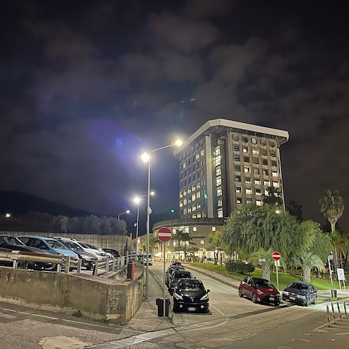Salerno, incendio nella notte al "Ruggi": 60 pazienti del pronto soccorso trasferiti per il fumo