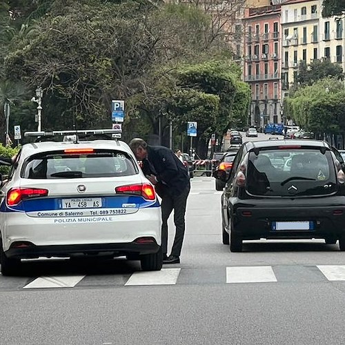 Salerno, la polizia municipale smaschera un tassista abusivo