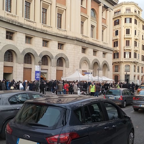 Salerno, lunghe code e disordini al centro vaccinale: intervengono i carabinieri 