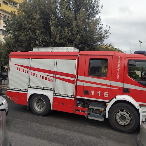 Salerno, non ce l’ha fatta la maestra 57enne: ustioni fatali dopo rogo in casa