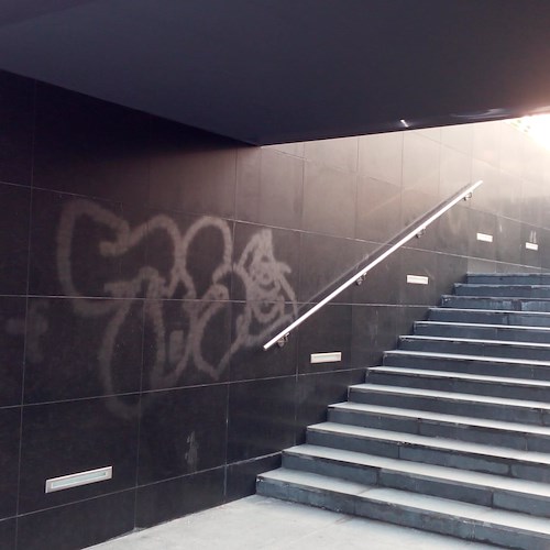 Salerno, nuovo sfregio a Piazza della Libertà: vandali imbrattano muro con graffito 
