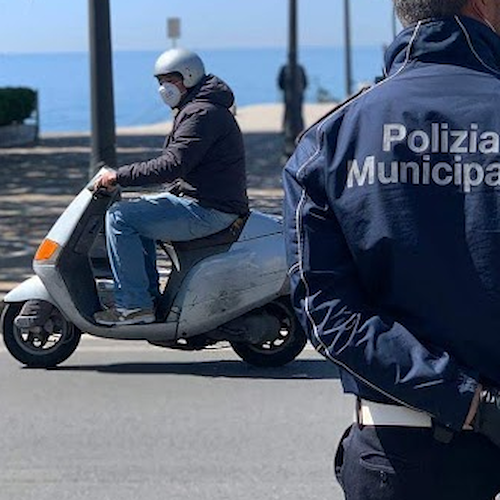 Salerno, parcheggiatore abusivo dà in escandescenze: feriti due vigili