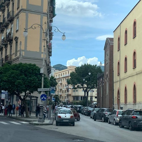 Salerno, posteggiatore abusivo minacciava di rigare le auto in sosta: arrestato 