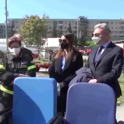 Salerno: Vigili del Fuoco donano sedia a rotelle all’ospedale “San Giovanni di Dio e Ruggi D’Aragona”