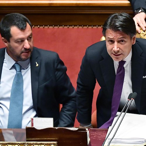 Salvini lancia petizione contro il coprifuoco. Conte lo bacchetta: «L'opposizione è la via più facile. Serve responsabilità»