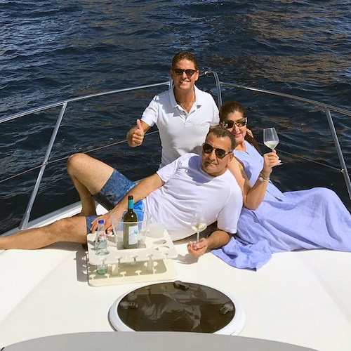 Sam e Nada Simon in Costa d'Amalfi scelgono Positano Luxury Boats per visitare Capri e la Divina