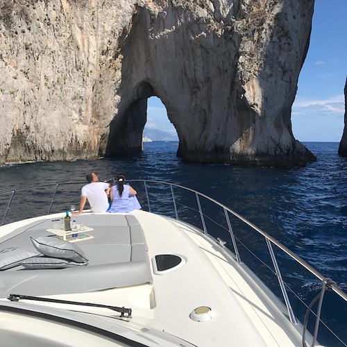 Sam e Nada Simon in Costa d'Amalfi scelgono Positano Luxury Boats per visitare Capri e la Divina