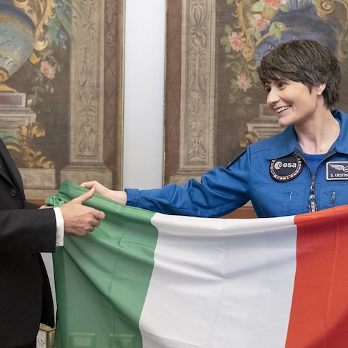 Samantha Cristoforetti incontra Mattarella, l'astronauta riconsegna il Tricolore portato a bordo della Stazione Spaziale