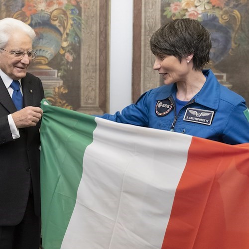 Samantha Cristoforetti incontra Mattarella, l'astronauta riconsegna il Tricolore portato a bordo della Stazione Spaziale