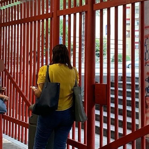 Passeggeri della Circumvesuviana restano chiusi nella stazione di San Giorgio a Cremano<br />&copy; Foto tratta dalla pagina Facebook di Francesco Emilio Borrelli