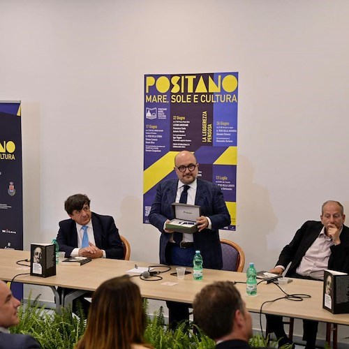 Sangiuliano inaugura "Positano Mare, Sole e Cultura" e viene omaggiato dal Sindaco: «Sei un vero amico»