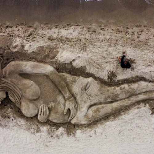 Sardegna, l'artista Nicola Urru realizza scultura di sabbia in memoria di Giulia Tramontano