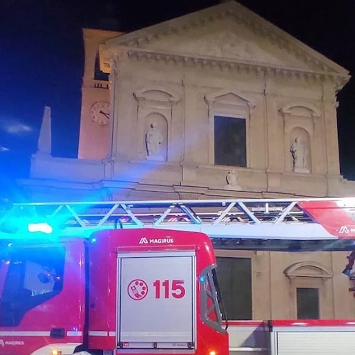 Saronno, si arrampica ubriaco sul tetto del Duomo e si addormenta: ragazzo salvato dai vigili del fuoco 
