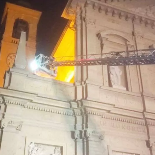 Saronno, si arrampica ubriaco sul tetto del Duomo e si addormenta: ragazzo salvato dai vigili del fuoco 