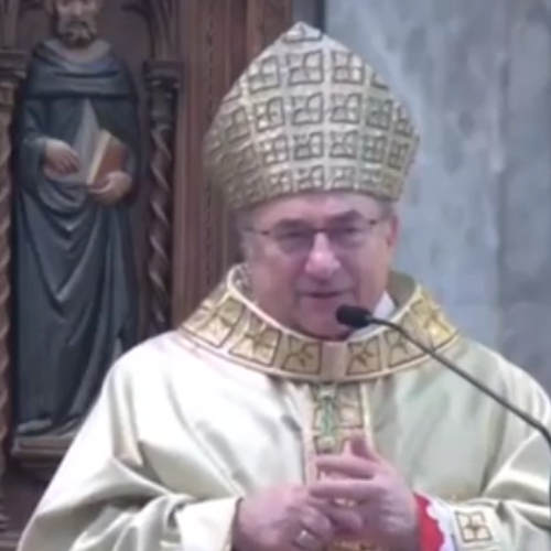Sbaglia a mettere la sveglia, Vescovo si addormenta e salta la messa di Mezzanotte a Natale 