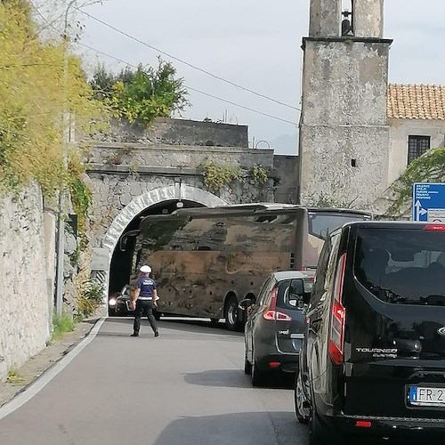 Sbloccato bus "incastrato" sulla SS163 Amalfitana. Diretto in Cilento, autista aveva sbagliato strada /FOTO