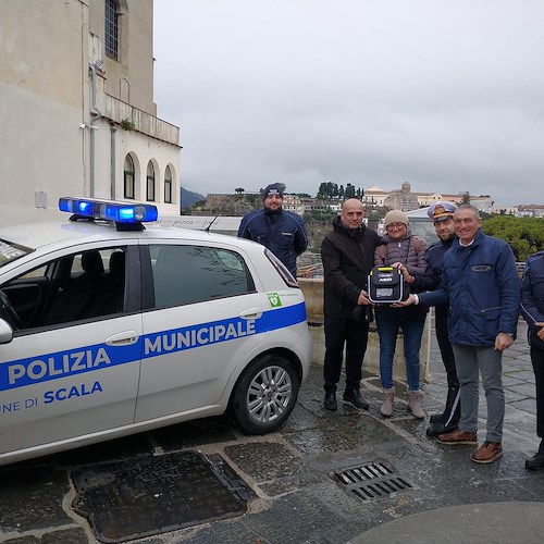 Scala, grande affluenza per "Le Domeniche della Salute": donato defibrillatore alla Polizia municipale 