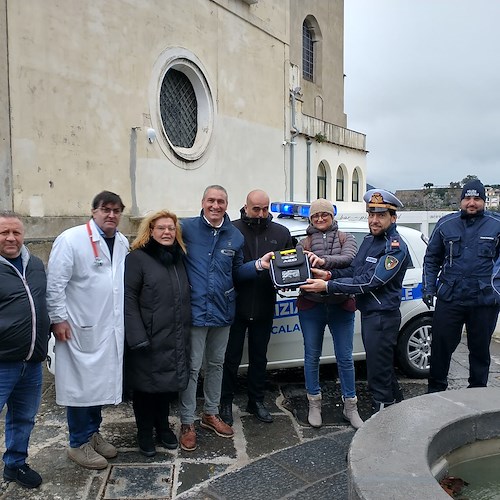 Scala, grande affluenza per "Le Domeniche della Salute": donato defibrillatore alla Polizia municipale 