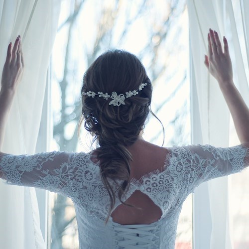 Scambiate in culla a Mazara del Vallo, una delle due si sposa: accompagnata all’altare dai due papà
