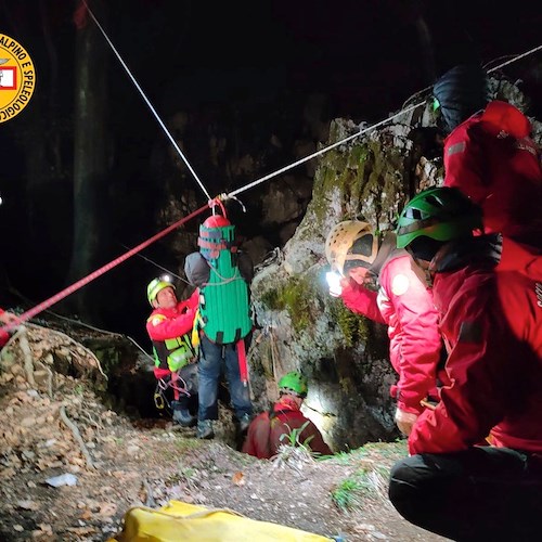 Scarica di sassi nella grotta Abisso Primeros, colpita speleologa. Interviene il Soccorso Speleologico lombardo