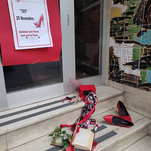 Scarpe rosse all'ingresso della scuola: per gli studenti del "P. Comite" di Maiori il 25 novembre si celebra ogni giorno