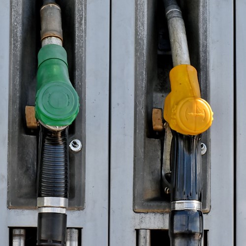 Scende prezzo del petrolio, costo dei carburanti ancora in discesa