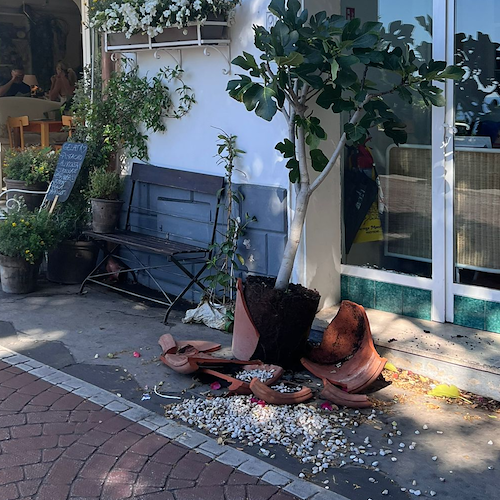 Schiamazzi notturni a Positano, provocati danni al centro. Residenti esasperati [FOTO]