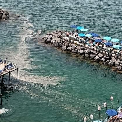 Schiuma e mare torbido in Penisola Sorrentina, De Maio rassicura ma esorta «interventi alle infrastrutture fognarie»