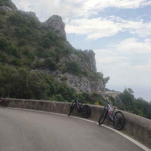 Scivola con la bici sulla Statale Amalfitana rischiando un salto nel vuoto. Miracolosamente illeso un ciclista di Cava de' Tirreni /foto