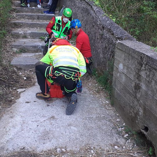 Scivola e si infortuna alla caviglia: escursione sfortunata per turista 53enne, interviene Soccorso Alpino 